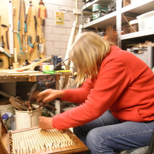 Vastzetten van de mat met pitriet pennetjes